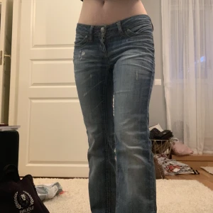 Vintage Jeans  - Säljer dessa snygga vintage jeans för att de tyvärr inte passar. 39 cm tvärs över i midjan och innerbenslängden är 73 cm. Bootcut modell. 
