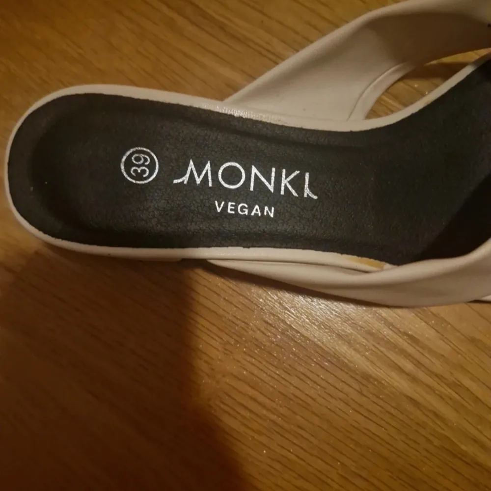 Super söta vita sandaler med lite klack från monki. Endast använda en gång för tre år sen. Det är lite små tecken på användning, men syns bara för man kollar riktigt noga.. Skor.