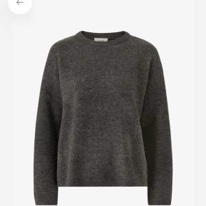 Säljer en liknade sån här mörkgrå stickad tröja i bra skick💕 