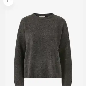 Säljer en liknade sån här mörkgrå stickad tröja i bra skick💕 