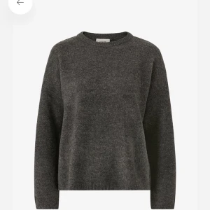 Stickad tröja  - Säljer en liknade sån här mörkgrå stickad tröja i bra skick💕 