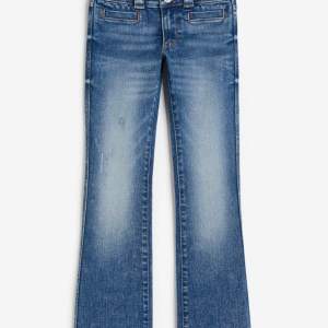 Super snygga jeans! Den är tyvärr för korta💕 Användt typ 2 gånger! Typ helt slutsålda på hemsidan❤️‍🔥 nypris:279kr