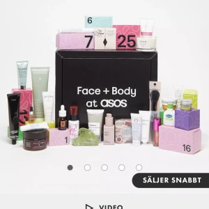 Asos Adventskalender! Julkalender!  - Spara över 77%!! Köpt för 1279 kr. Helt oöppnad adventskalender. SLUT ONLINE! Säljs pga ångrat köp och datum för retur utgått✨Ingår bla en Charlotte Tilbury palette, Neom candle, Caudalie gel cleanser etc 