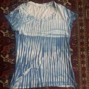 Tie dye t shirt  - Hemmaförgad indigo-tiedye tisha!