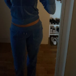 Blåa Juicy byxor  - Säljer mina blåa Juicy byxor, de är använda men väl skötta. Har däremot knappt använt de senaste året, använde mest i början när de va nyköpta. De har en liten defekt på ena bakfickan (en liten bit av sömmen som lossnat) fråga gärna om bild om så önskas!