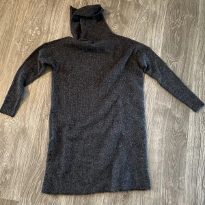 Längre sticks tröja  - Längre stickad tröja från Only. Storlek XS. 80 cm från hals med nederdel. 