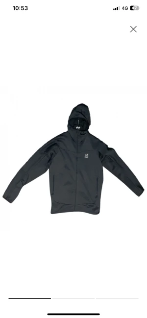 Frost Mid Hood Men - Ett varmt, huvförsett lager i stretchig fleece med en åtsittande och bekväm passform samt en slät utsida. Perfekt för lager-på-lager-användning. Gott om stretch för alla typer av aktiviteter och utrustade med två praktiska fickor med blixtlås. Nypris 1600