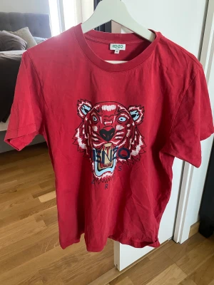 Kenzo - Äkta kenzo tshirt i storlek medium Säljer då jag vill bli av med den