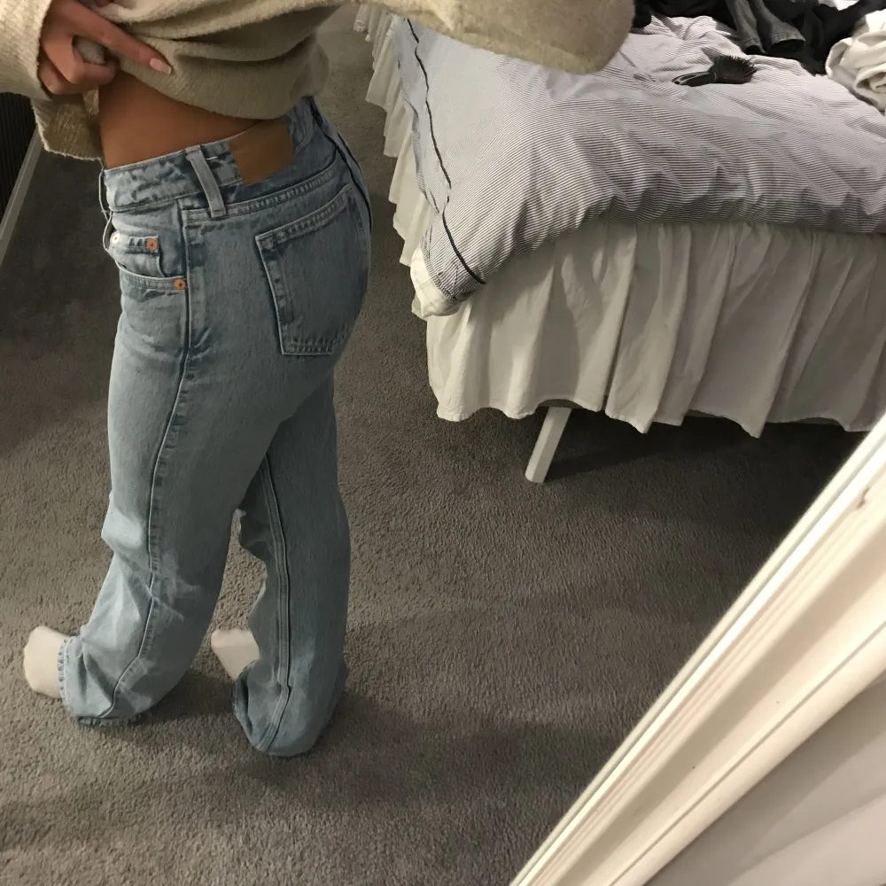 Low Arrow Weekday jeans i storlek 26/34, de är väldigt långa och jag är ca 1,64. Sitter jättefint och är i bra skick. Säljer pga för mycket jeans🩷. Jeans & Byxor.