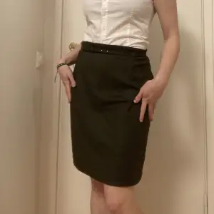 En ny och oanvänd väldigt mörkt grön kjol 💚 Storleken står som 42 men passar även mig som brukar ha 38 för att man kan anpassa storleken på bältet. Pris kan diskuteras 🙌
