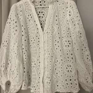 Vit blus - Endast testad