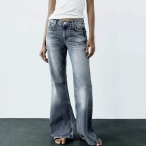 oanvända med tag ”jeans trf flare med medelhög midja” från zara i storleken 34. nypris 400kr. säljer för  300kr💘