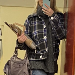 House of Sunny jacka  - Säljer min House of Sunny jacka Ordinarie pris 1200kr  Fint skick, men finns en fläck på insidan av fodringen💗 150kr vid snabb affär 🥰
