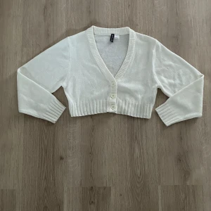 Stickad kofta - En kortare stickad kofta som är använd ett par fåtal gånger men tyvärr inte kommer till användning längre. 