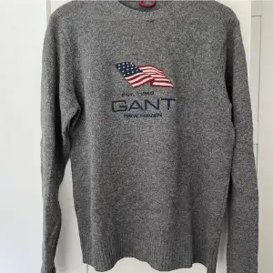 säljer denna tröja från GANT som är i super fint skick men används inte mer så kanske hade passat bättre i nån annans garderob 