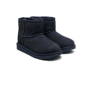 Uggs - Säljer mina blåa / mörkblåa uggs💘💘 Endast använd några gånger så dom är i väldigt bra skick. Strl 39