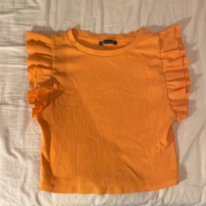 Zara topp - Jätte fin zara topp med volanger. Använd några få gånger. Är i fint skick❤️
