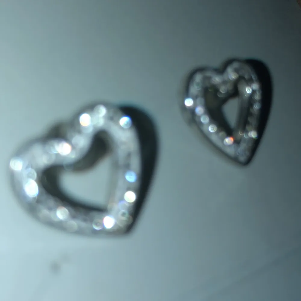 Hjärtformade silver örhängen🩷🤍 ⚠️inte riktigt silver och diamanter ⚠️. Accessoarer.