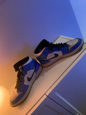 Air jordans 1 Signal blue - Hyfsat andvända, kom privat för mera bilder. Kan leveras