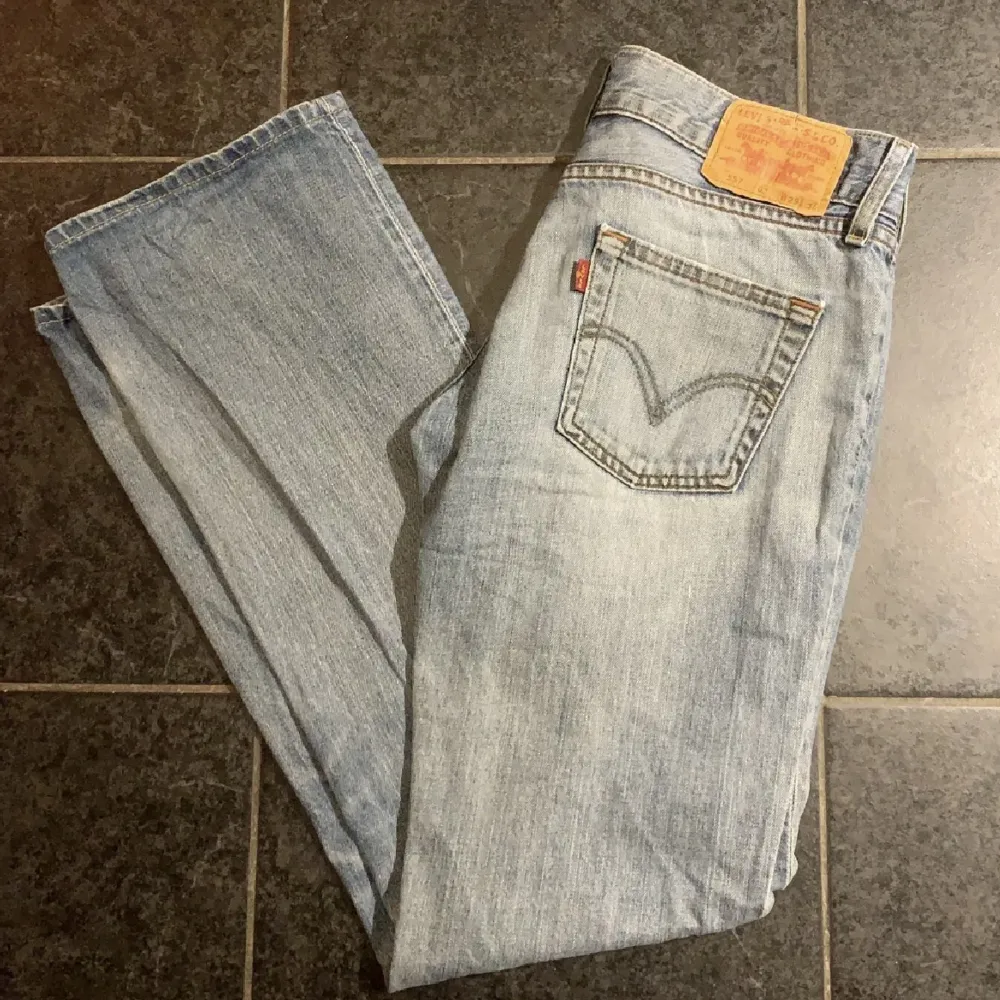 Säljer vidare dessa vintage levis jeansen som är köpta här på plick då de tyvärr inte passade mig. Midjemått - 40cm , innerbenslängd - 81cm. Det går bra att klicka på köp nu😊. Jeans & Byxor.