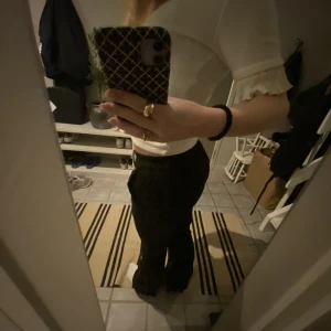 BikBok lågmidjade kostymbyxor  - Säljer dessa lågmidjade kostymbyxor från BikBok i storlek 36. Säljer pga att de är försmå💕 Jättebra skick 