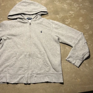 Polo ralph lauren zip hoodie - Andvänt men bra skick och passar till mycket 