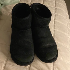 Svarta ugg   - Säljer mina gamla uggs då jag har nya! Väl använda inga stora defekter, isf är de i sulan där de saknas lite fluff,  som man ser lite på bilden. Pris kan diskuteras, skriv för fler bilder.