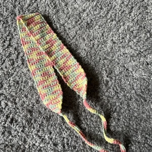 Virkade hårband - 2st egengjorda virkade hårband som går att justera i storlek med banden.  100kr/styck💛 fler virkade produkter finns på @virkadavenkompis på instagram❤️‍🔥