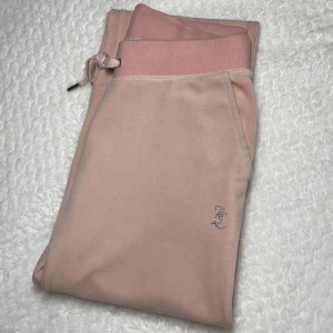 Juicy Counture byxor - Juicy Counture diamant Palme pink byxor storlek xs äkta.  För mer information skriv privat.