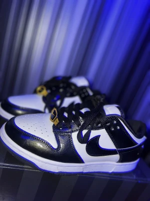 Nike SB dunk low  - Ett par snygga nikeskor.  Dem är i storlek 36,5. Aldrig använda utomhus bara gått lite med dem inne men dem var lite för små, därför säljer jag dem. Nypris 2500. Finns kartong till.