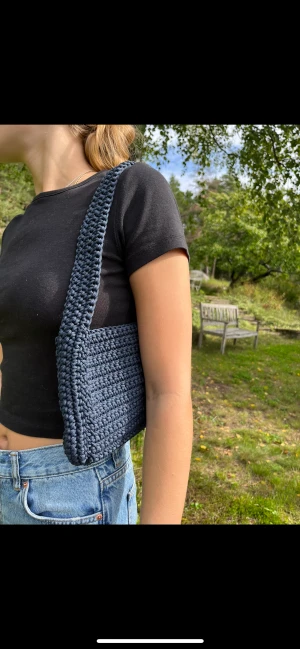 Virkad handväska - egengjord virkad handväska i mindre modell🖤 fler virkade produkter finns på @virkadavenkompis på instagram❤️‍🔥