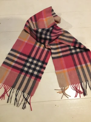 Julklappstips! Halsduk - Oanvänd halsduk.  Nätt modell 