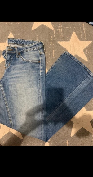 Lågmidjade lee jeans - Säljer dessa SUPER snygga Lågmidjade bootcut jeans från lee 💓 Säljer då de var för stora för mig:( kom privat för flera bilder! Passar en 165cm ish. Pris kan diskuteras!