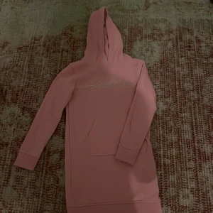 Rosa oversized Gant tröja  - Det här är en rosa oversized Gant tröja helt oanvänd. 