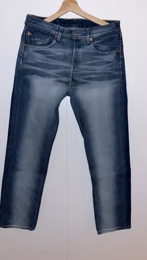 Skit snygga Levis jeans 501or. Har använt typ 3 gånger. Säljer dom då dom inte kommer till användning. 