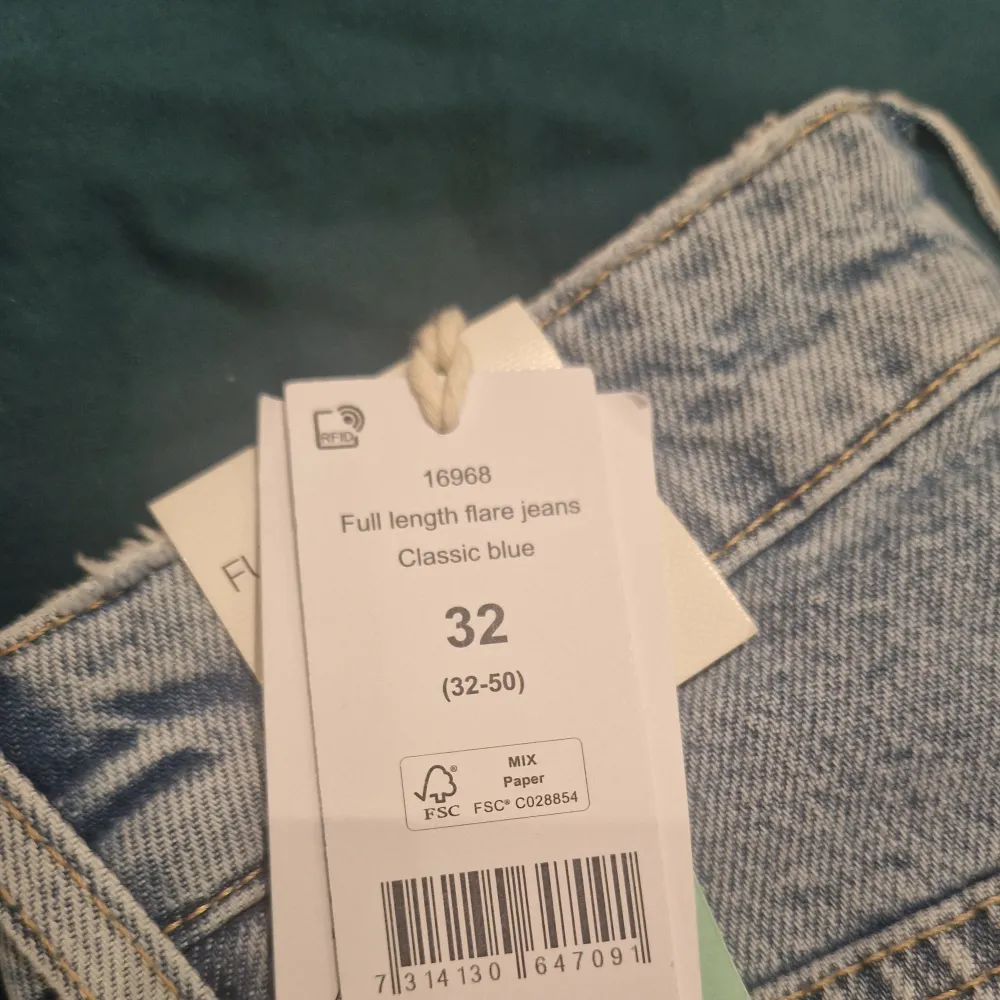 HELT OANVÄNDA! Superfina populära jeans från Gina! Midwaist och bootcut! Aldrig använda och lapparna kvar pga fel storlek, för långa för mig som är 158 så passar nån som är längre🤍 Nypris idag är 499, priset kan diskuteras vid smidig affär. Jeans & Byxor.