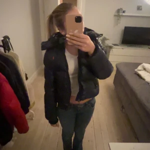 Ralp lauren jacka  - Skit snygg mörkblå Ralp Lauren jacka. Jätte varm, perfekt till vintern. Fler bilder vid intresse 🫶🏻Först i kvarn!