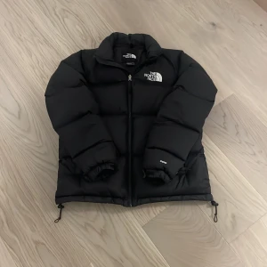 The North Face Nuptse 1996 Jacka - Dags att sälja min nupste då jag har tröttnat lite på jackan. Den har används en vinter och är i väldigt bra skick utan några hål eller repor. Original pris 3899kr. Det är en storlek L men passar som M. Kom med frågor!