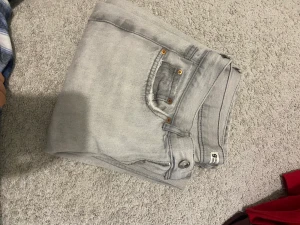 Gråa Gina jeans lågmidjade - Gråa Gina jeans 