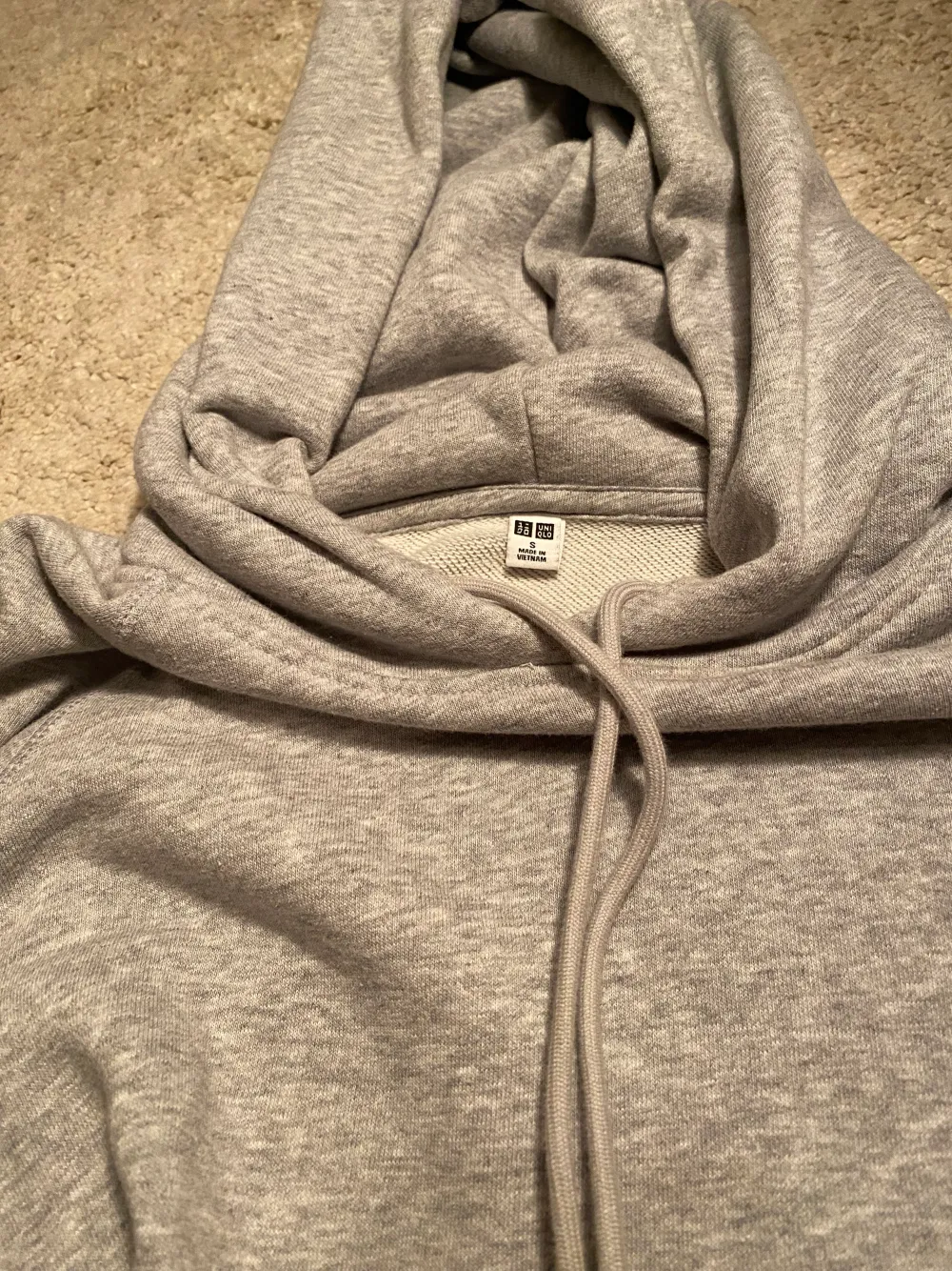 Säljer en grå croppad hoodie från uniqlo. Det är mycket kvalite och använd ett få antal gånger. Kan tänka mig att gå ner lite i pris vid snabb affär.. Hoodies.