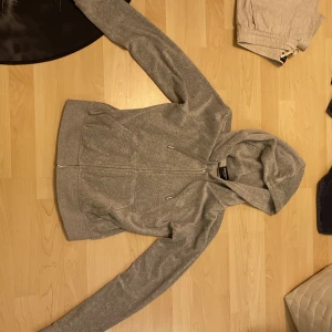 Juicy tröja - Grå juicy tröja i storlek L. Använd 2 ggr därav bra skick.