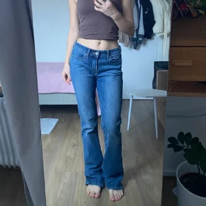 Lågmidjade bootcut jeans - Lågmidjade levis bootcut jeans i storlek 28/32. Köpta här på plick men passade tyvärr inte mig som är 175. Inga defekter utan är som nya (lånade bilder)