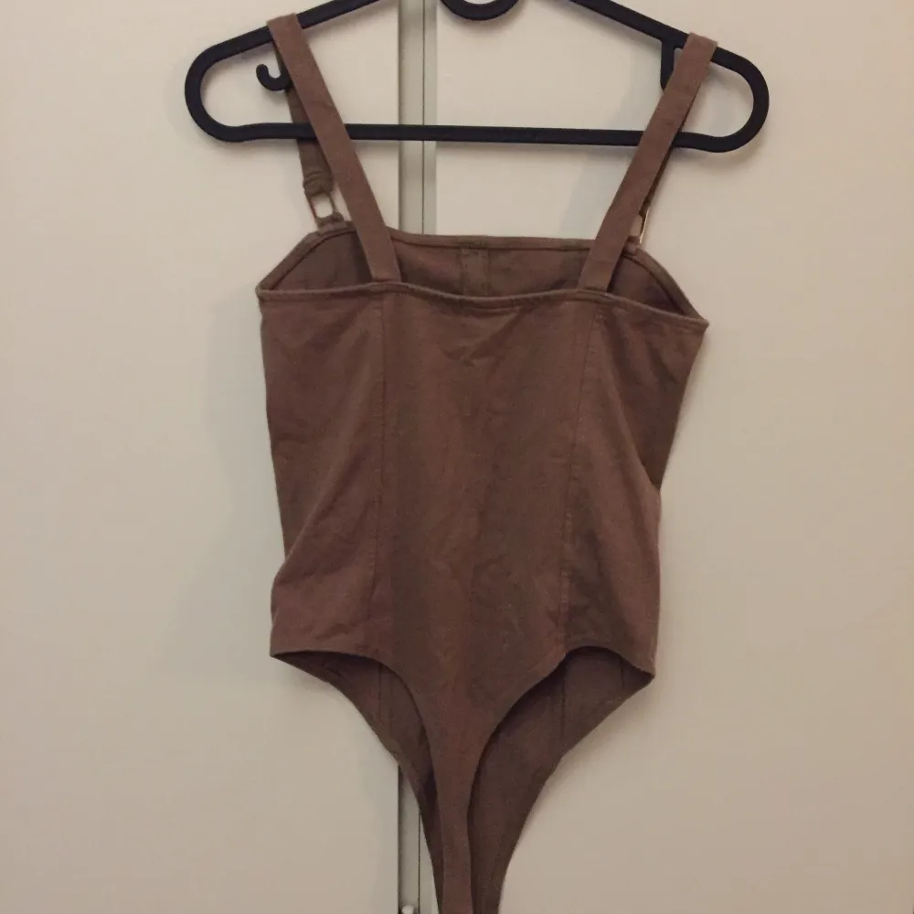 Brown bodysuit: try on once, no defects, any more questions can always pm :)). Toppar.