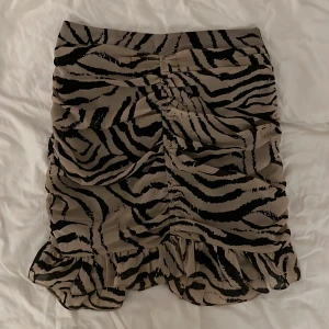 Scrunch kjol - Kjol med zebra mönster. Sitter otroligt fint på. Hör av dig vid funderingar eller för fler bilder!😀