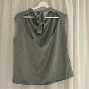 festtopp - säljer festtopp med öppen rygg från Veromoda i nyskick. säljer pga för stor. 