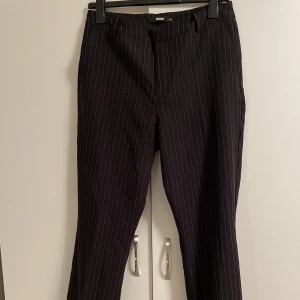 Kostymbyxor  - Kostymbyxor randiga från bikbok, oanvända i storlek 44💝