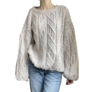 stickad tröja - jättegosig och mjuk stickad tröja från vero moda🥰 storlek m, jag på bilden bär vanligtvis xxs-xs och den sitter lite oversize på mig. Verkligen så otroligt skön, vill nästan inte sälja nu när jag provat den på 😍❤️köpt för ca 450kr❤️