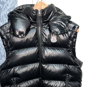 Moncler väst - Ja köpte en moncler väst och haft den i 1 är nu bra kvalite och äkta