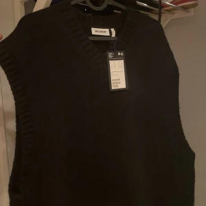 Weekday Pullover - Säljer en weekday pullover helt ny med tags. Size M men ganska oversized så skulle säga att den mer är som en L/XL