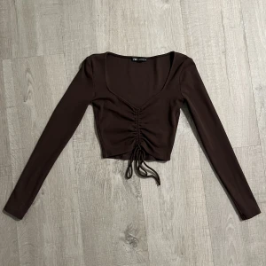 Brun topp zara - Säljer denna bruna topp köpt från zara. Stl S, men passar XS också. Använd fåtal gånger 